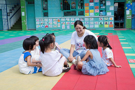 愛在左 責任在右——記貴州省赫章縣城關鎮中心幼兒園教師何梅